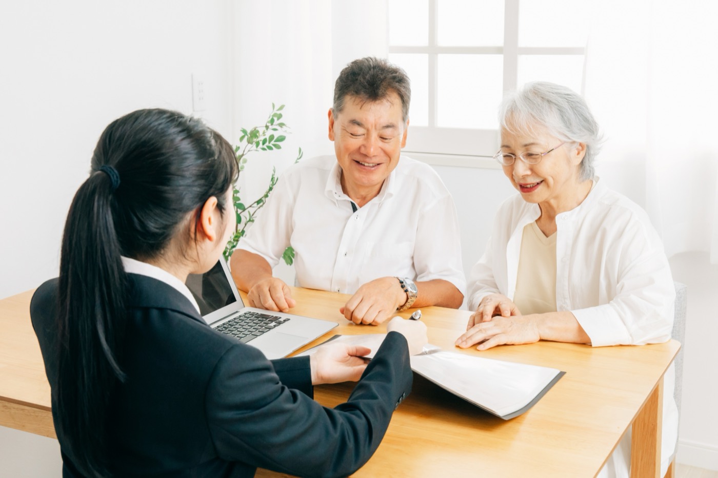 ご夫婦のご相談にのるスタッフ