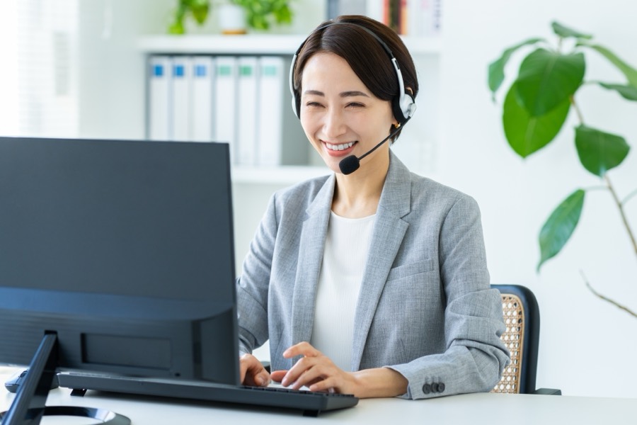 お電話でご相談をお受けするスタッフ
