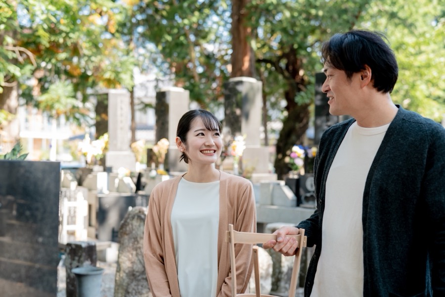 墓地でご家族と話すスタッフ