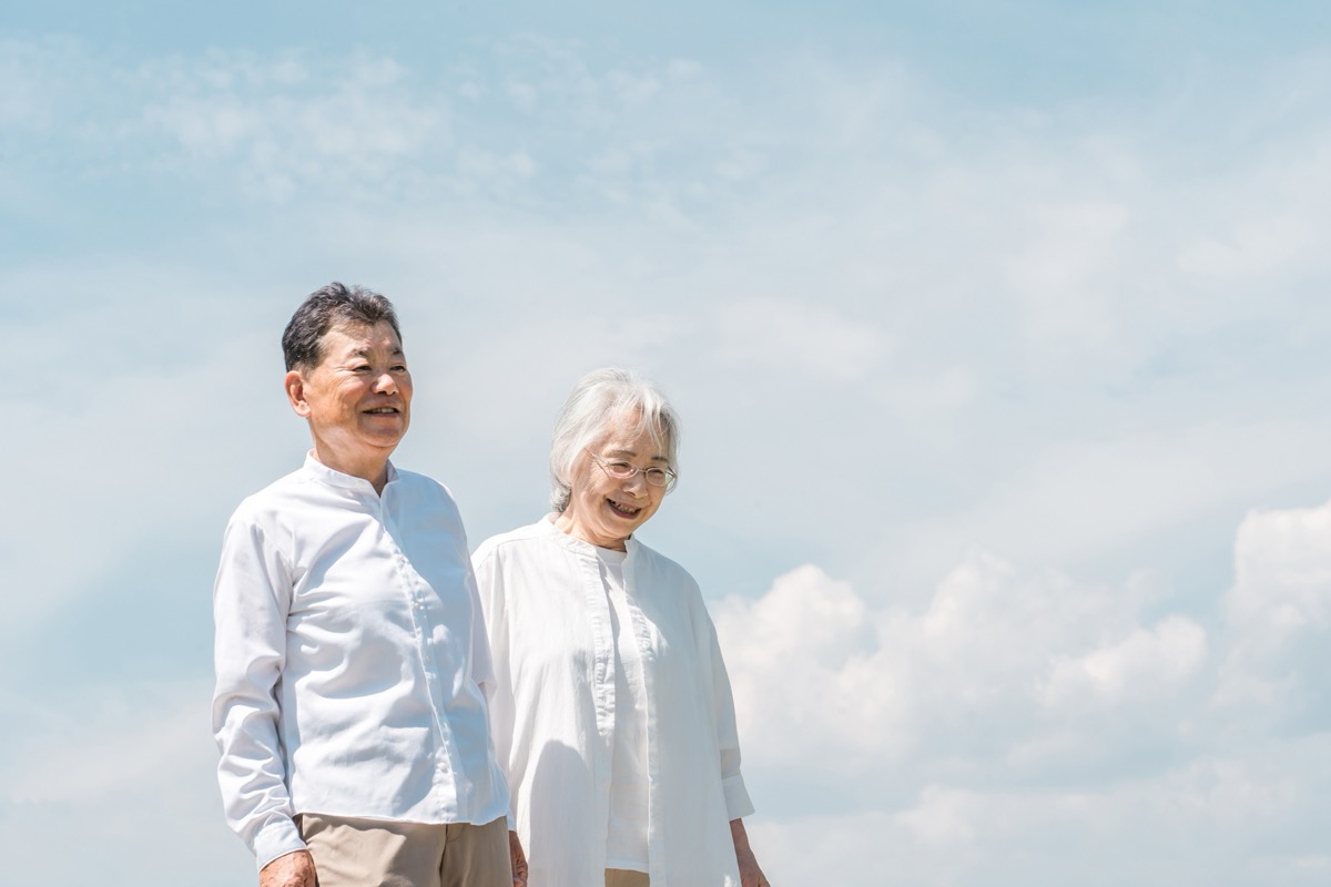 青空の下で微笑むご夫婦