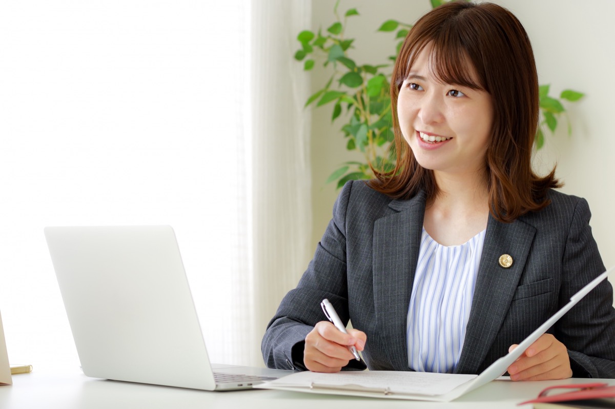 資料を確認する専門スタッフ